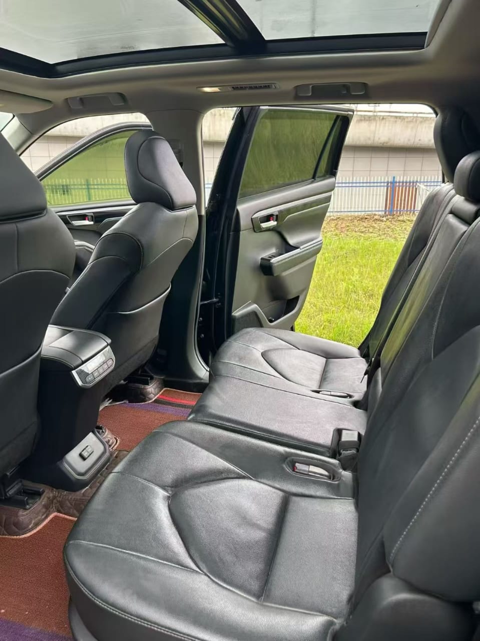 Toyota Highlander Hybrid E-Four — Midnight Black